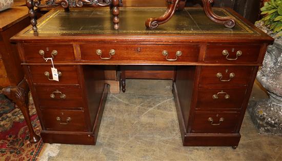 An Edwardian walnut pedestal desk, Width 121cm, Depth 60cm